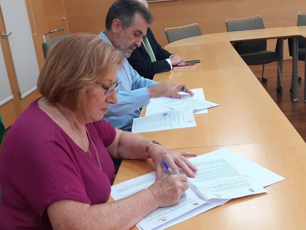 Firma del convenio para crear alojamiento de trabajadores agrícolas en Fraga.