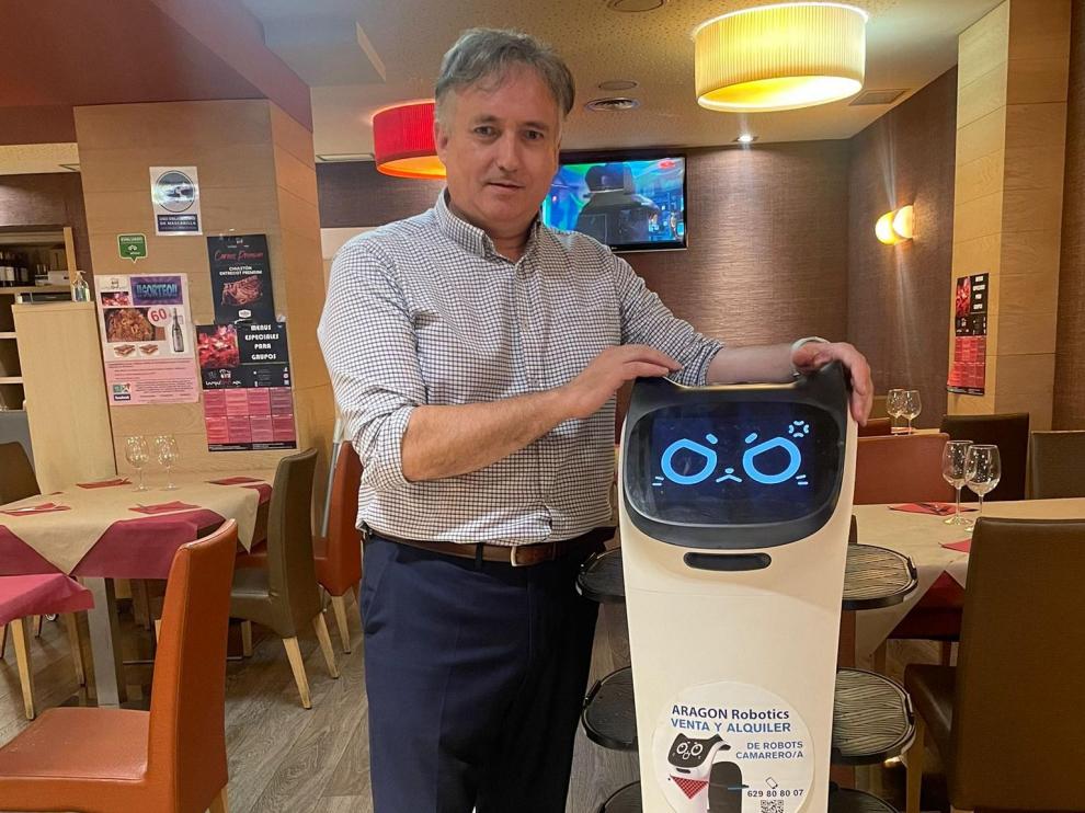 Francisco Cembrano, de Aragón Robotics, con el robot camarero.