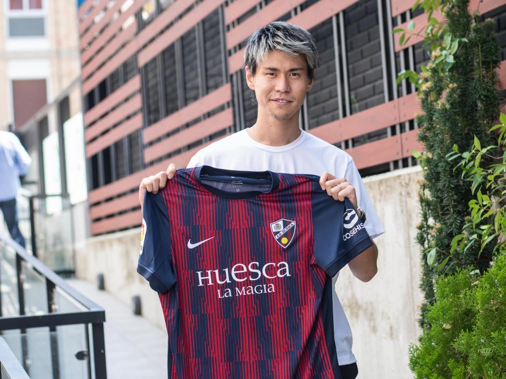 Kento Hashimoto muestra la camiseta de la SD Huesca.