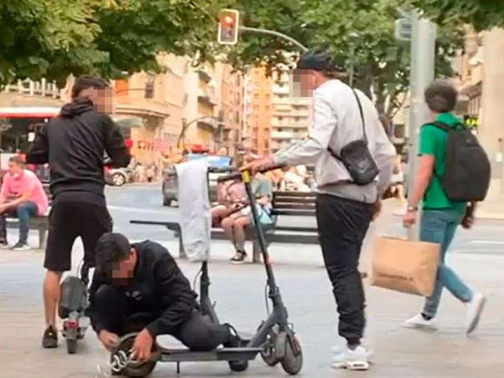 A la luz del día y en plena plaza de España: Una mujer grabó a tres jóvenes la semana pasada cuando robaban un patinete en la plaza de España