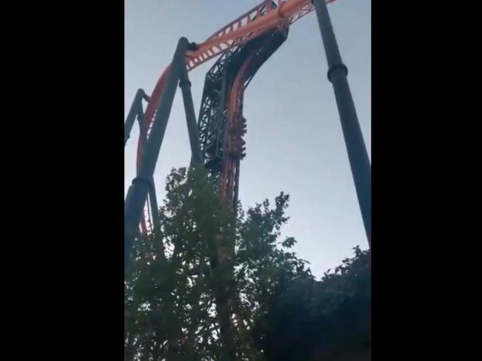 Imagen de un vídeo donde se ve a las personas atrapadas en la atracción.