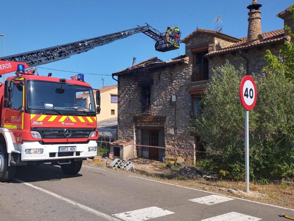 Una dotación de bomberos de Sabiñánigo se ha quedado de retén para evitar que se reactivara el incendio de la vivienda en Santa Cilia de Jaca.