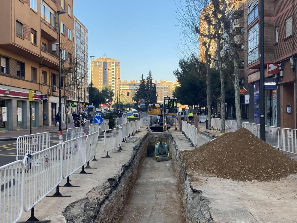 Fase anterior de las obras para reparar colector de saneamiento de la avenida de Madrid.