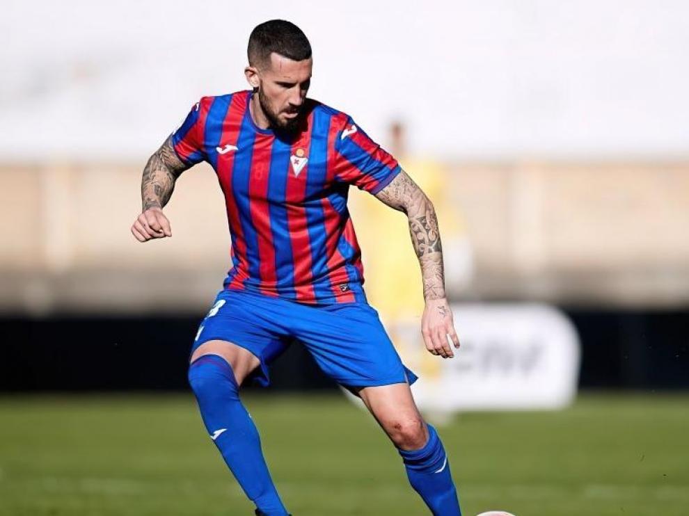 Óscar Sielva, con la equipación del Eibar.