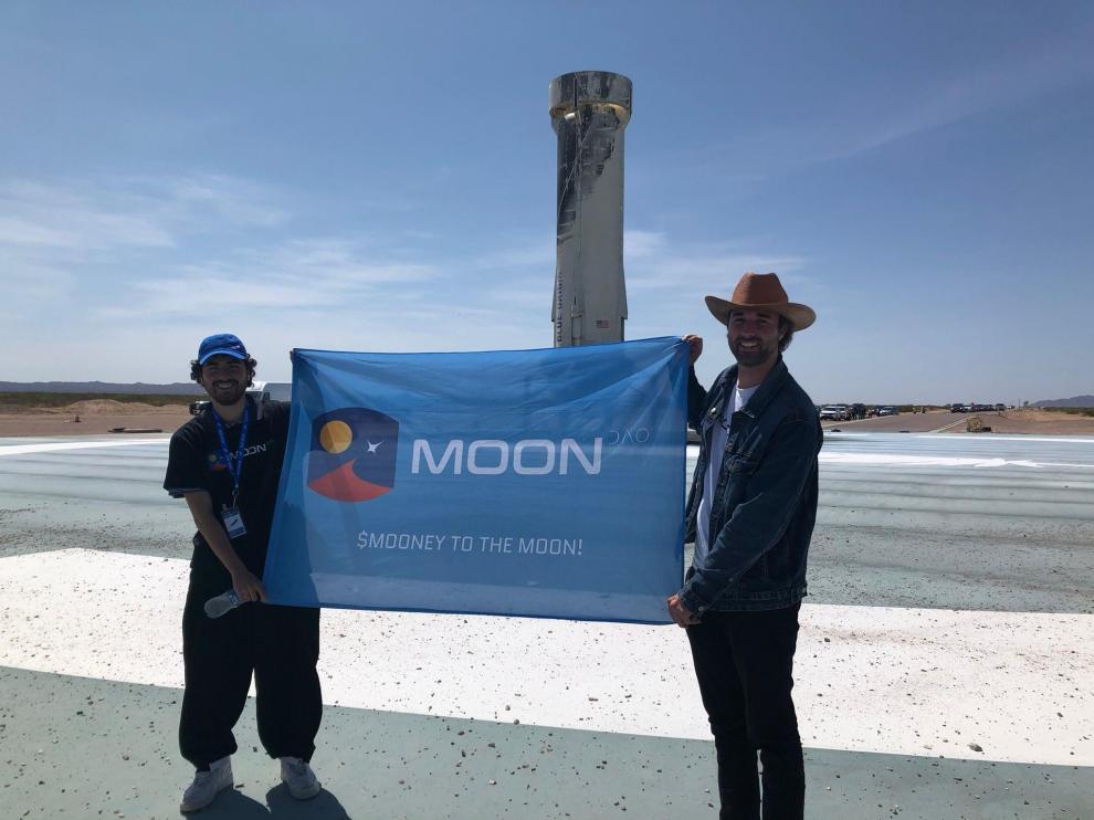 Pablo Moncada (a la derecha), junto al cohete de Blue Origin, en Texas