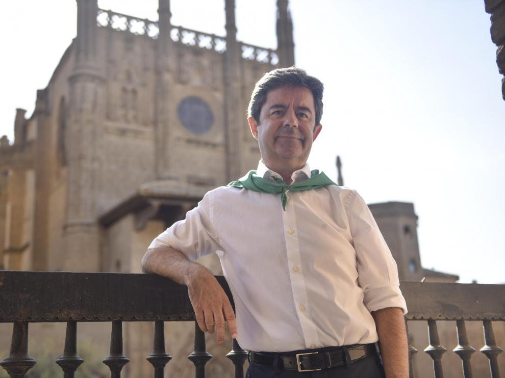 El alcalde de Huesca, Luis Felipe, en el balcón del Ayuntamiento, preparado ya para el inicio de las Fiestas de San Lorenzo 2022.