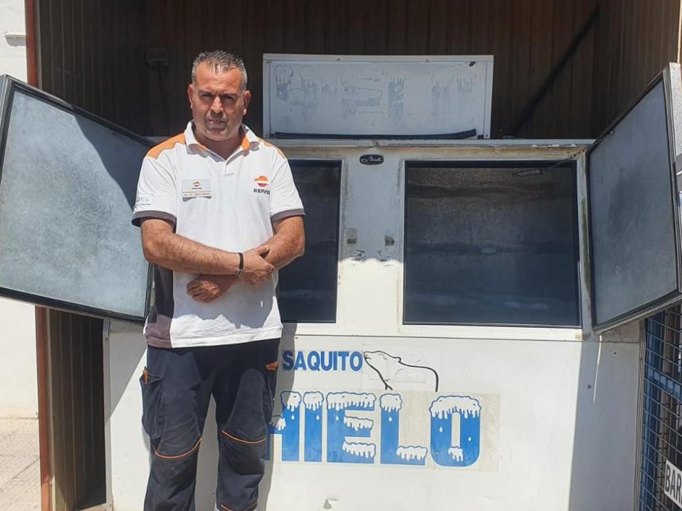 Ali El Moutawakil muestra el congelador de sacos de hielos vacío en la gasolinera Repsol de Fuentes de Ebro.