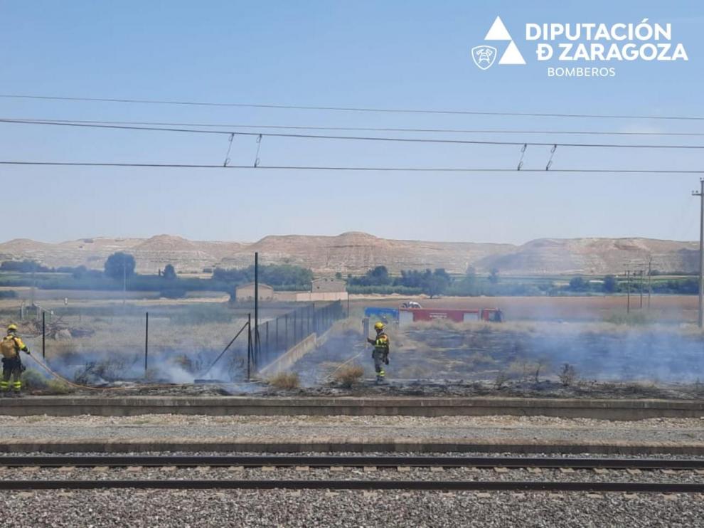 Los bomberos de la DPZ trabajan en un incendio a la altura de Velilla de Ebro.
