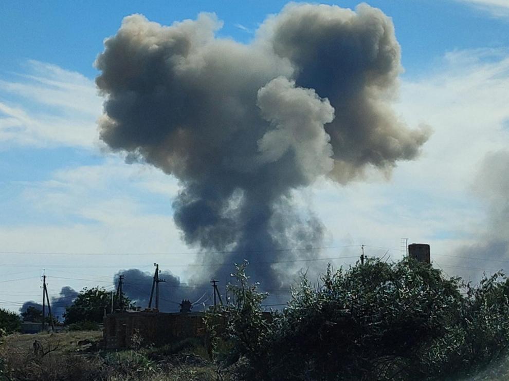 Una columna de humo sucede a varias explosiones en torno a una base aérea militar rusa cerca de Novofedorivka, Crimea.