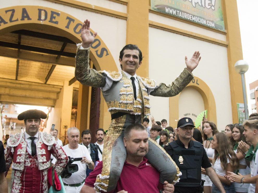 Joselito Adame, saliendo a hombros de la plaza de toros de Huesca.