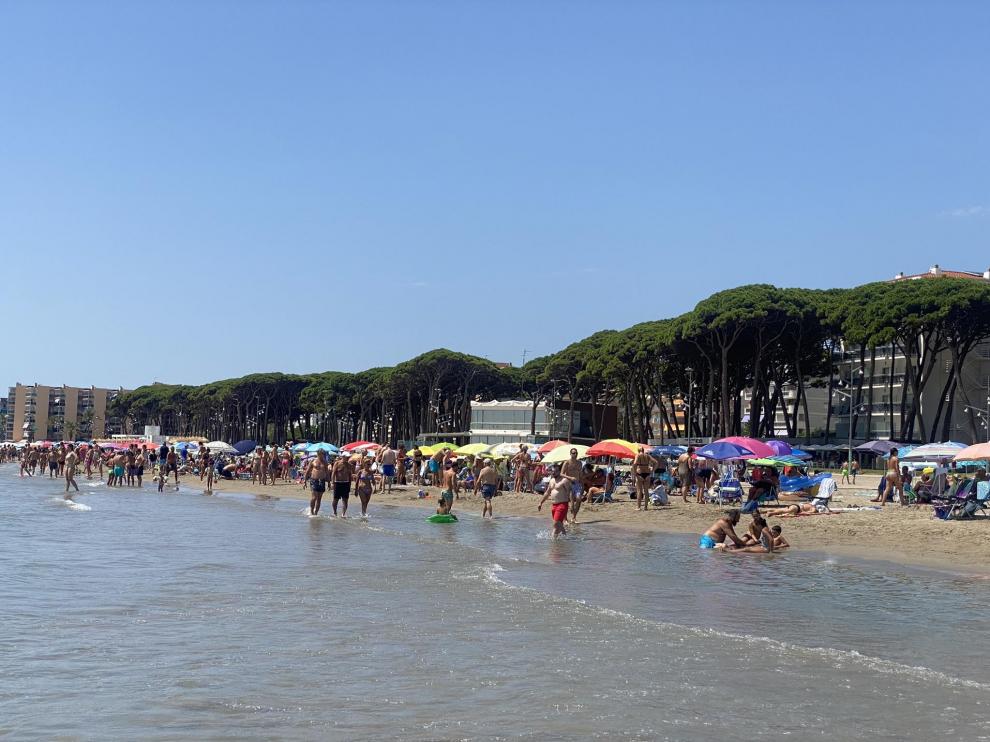 En la playa de La Pineda hubo que madrugar este viernes 12 de agosto para coger primera línea.