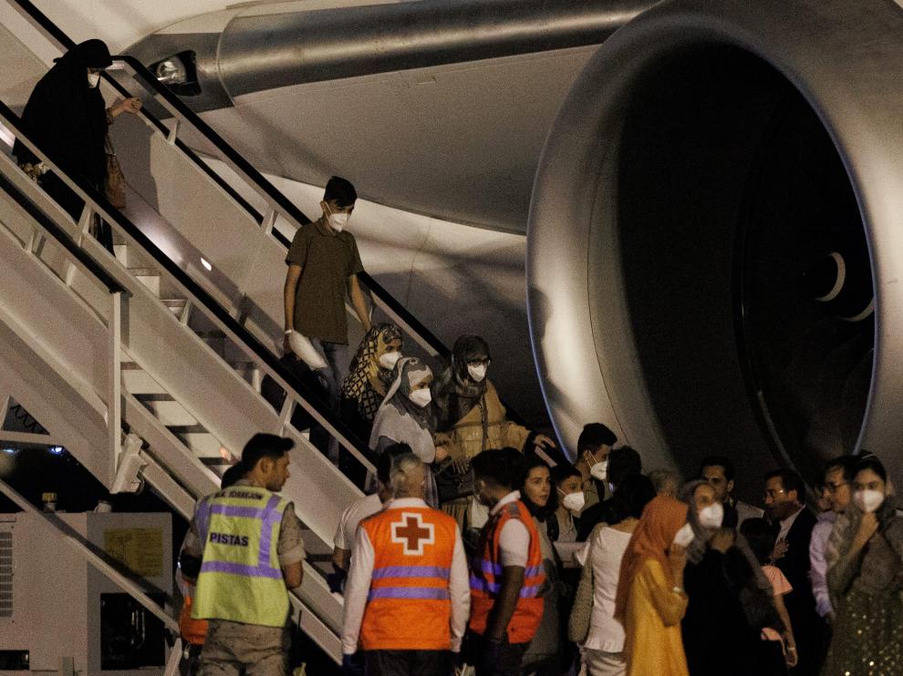 Refugiados afganos llegan a la Base Aérea de Torrejón de Ardoz, este miércoles.