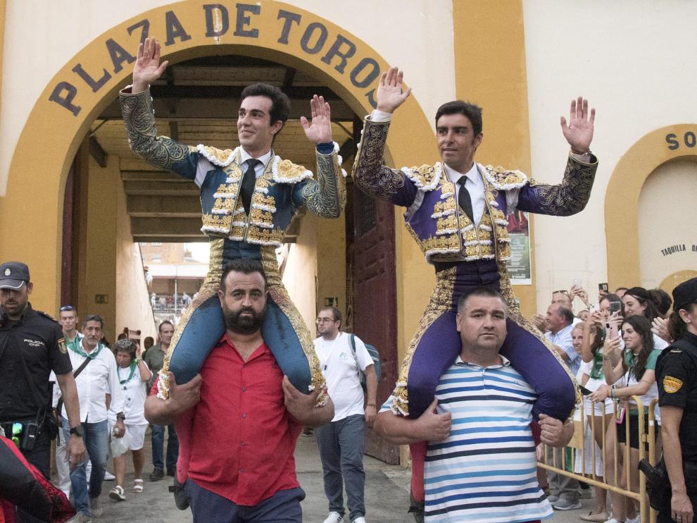 Tomás Rufo y Miguel Ángel Perera, ayer, saliendo a hombros de la plaza de toros de Huesca.