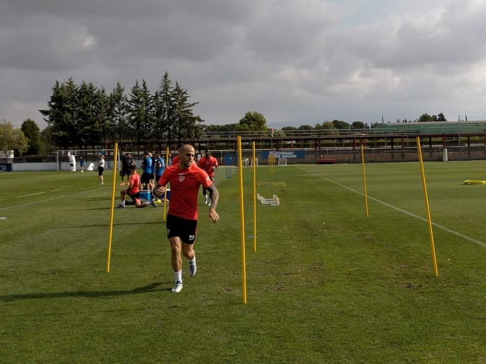 Sandro Ramírez, durante el entrenamiento de este martes con la SD Huesca.