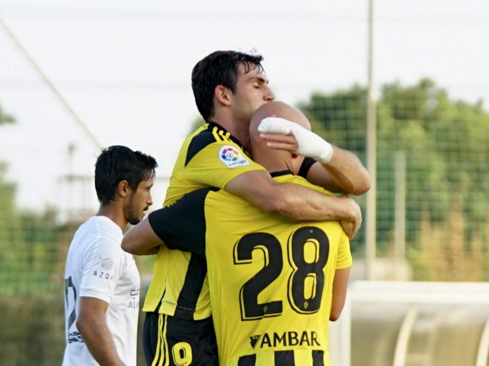 Iván Azón celebra un gol con Mollejo durante la pretemporada.