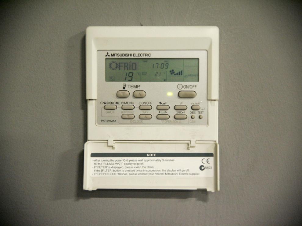 Hay que ajustar el termostato para ahorrar energía.