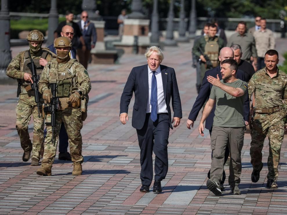 El Primer Ministro británico Boris Johnson y el Presidente ucraniano Volodymyr Zelenskiy caminan por Kiev.
