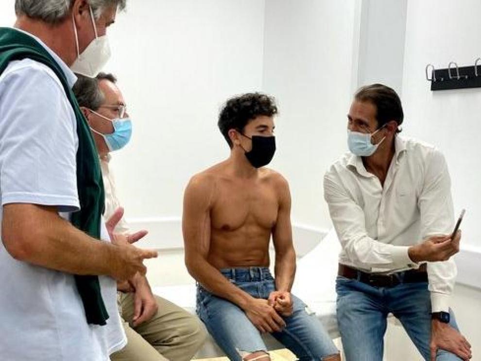 Marc Márquez, con su equipo médico de confianza