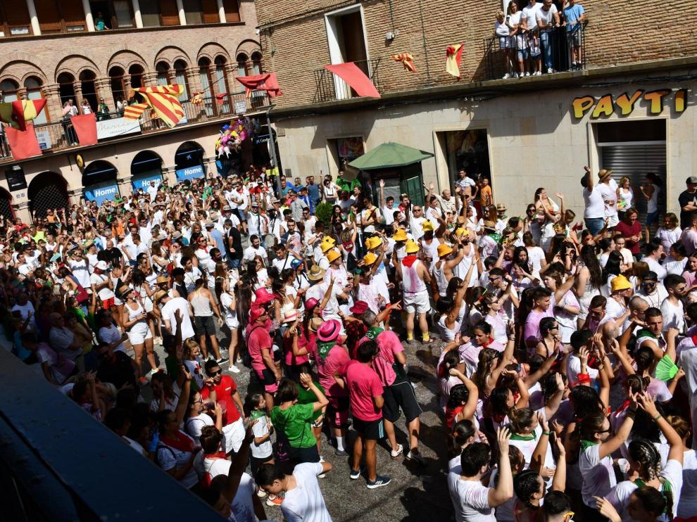 Zuera ha comenzado sus fiestas en honor a San Licer con el chupinazo, en la plaza de España, esta mañana.