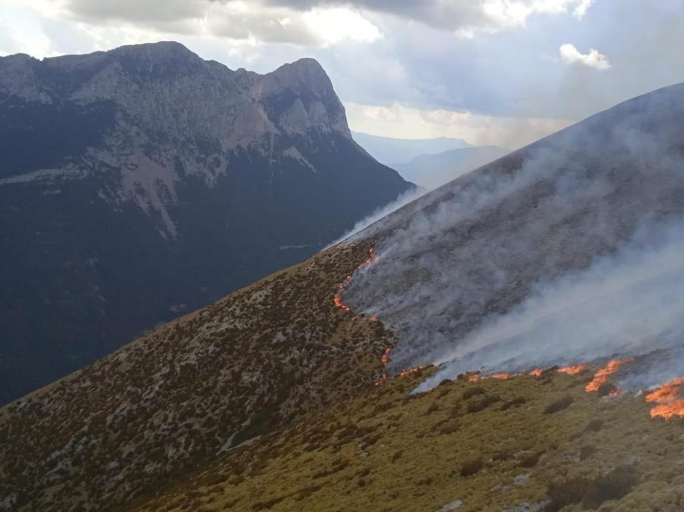 El incendio en el macizo de Cotiella (Laspuña) solo se puede combatir de día al ser una zona muy inaccesible.