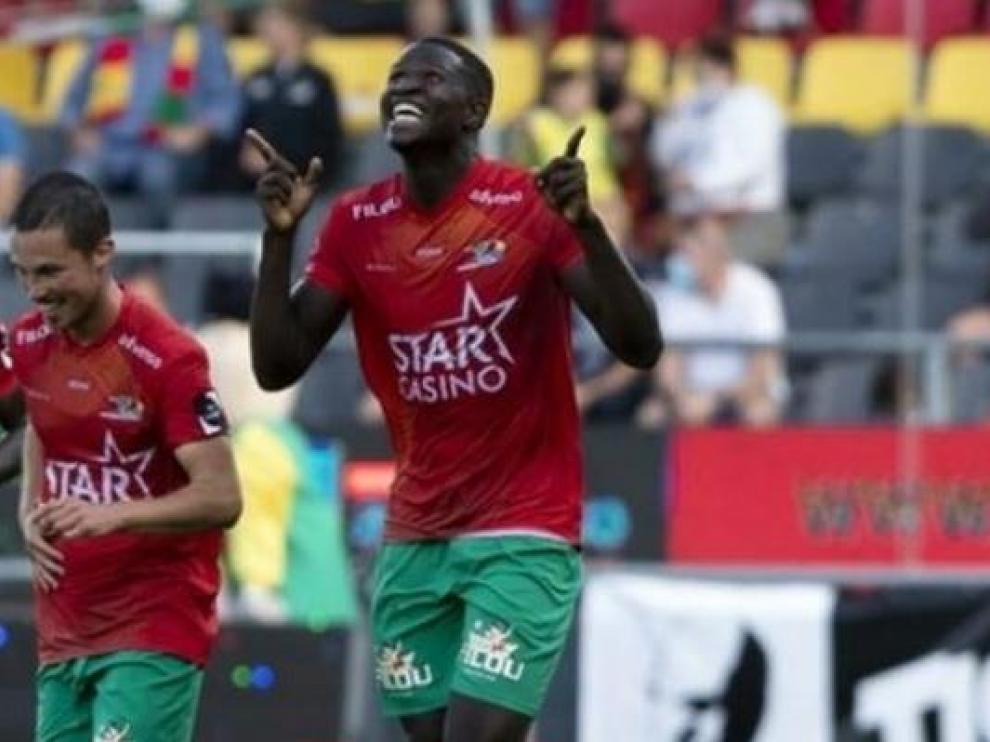 Makhtar Gueye celebra uno de sus goles con el Oostende FC, su club en Bélgica.