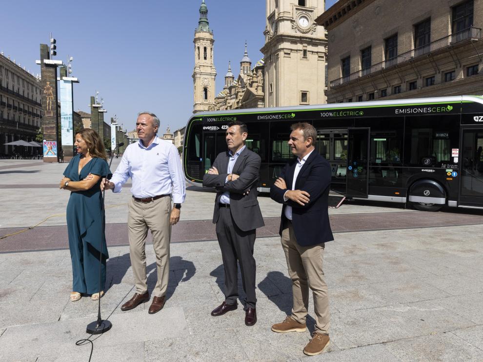 Acto de presentación del primer autobús eléctrico en la plaza del Pilar.
