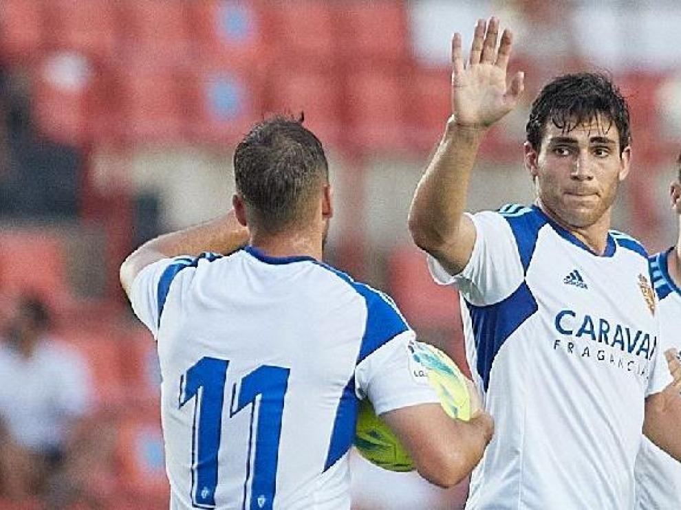Vada (de espaldas, con el 11 y el balón) saluda a Azón tras un gol logrado esta pretemporada en Tarragona.