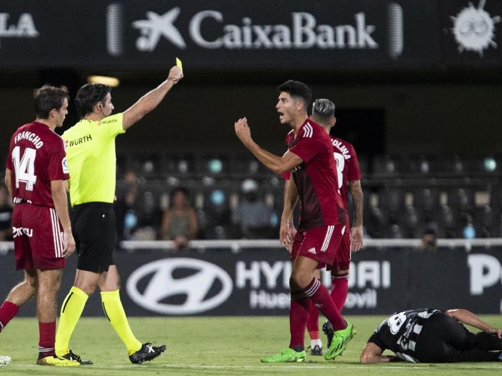 Grau, en el momento en que ve una de las dos tarjetas amarillas que le mostró en Cartagena el árbitro, González Esteban.