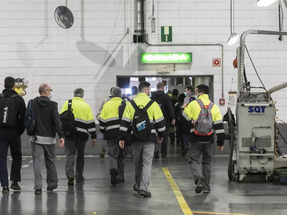 Trabajadores de la planta de Stellantis se retiran tras concluir su turno.