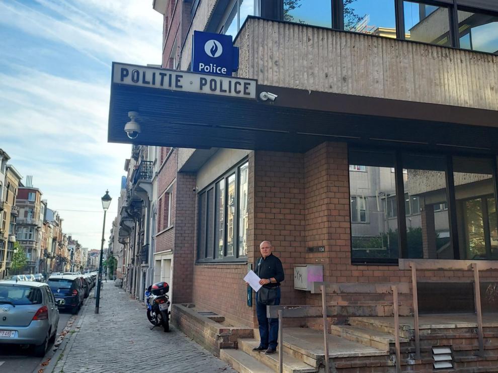 El exconseller de la Generalitat de Cataluña Lluís Puig, saliendo de una comisaria de Bélgica con la citación para el juicio de Sijena.