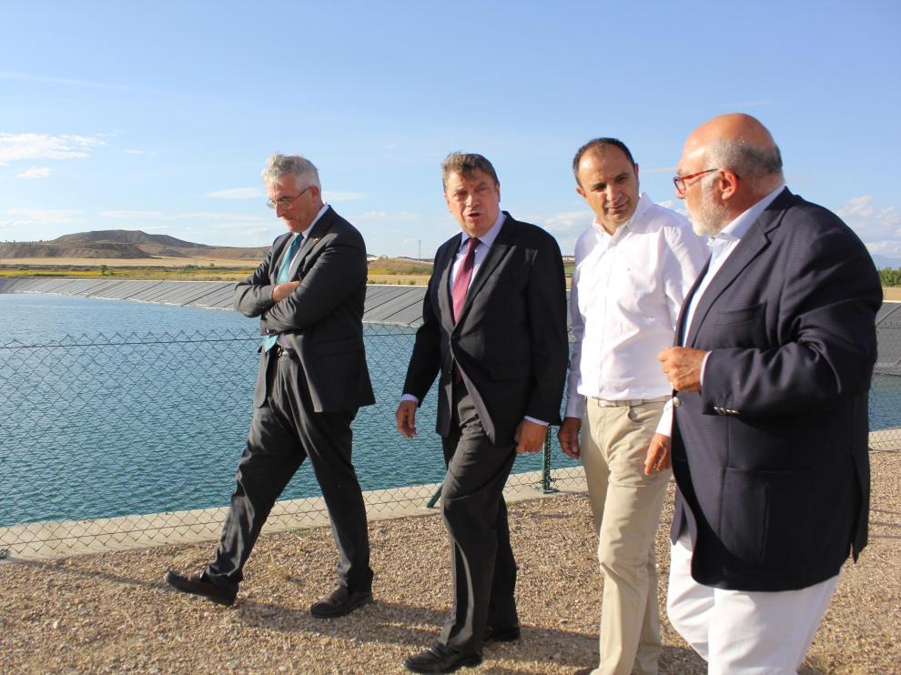 El ministro de Agricultura, Luis Planas, ha visitado este jueves las obras de modernización de la comunidad de regantes El Molinar del Flumen en Sangarrén.