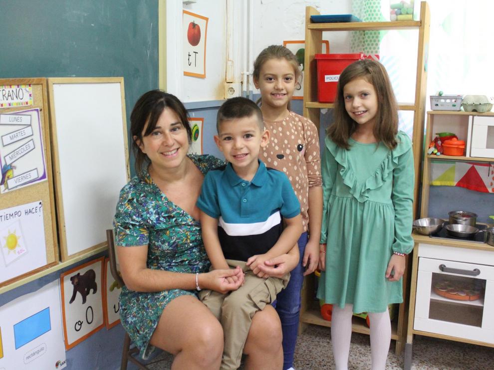 Davinia Portolés, con tres de los cinco alumnos de la escuela de Albalatillo.