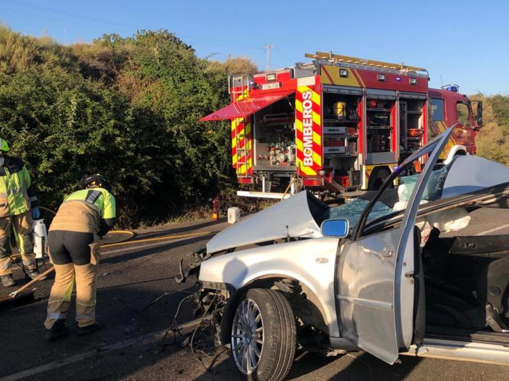 Imagen del accidente por choque frontal en la A-140, en Tamarite.