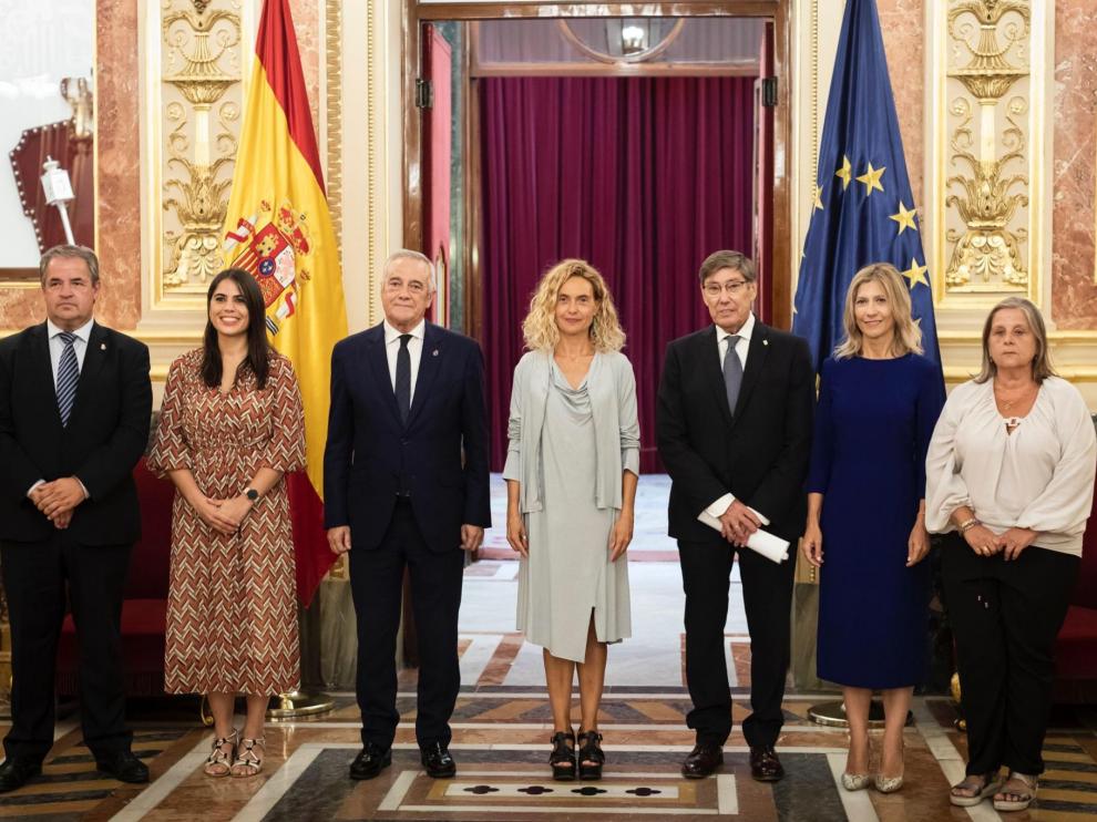 La presidenta del Congreso, Meritxell Batet, recibe a la delegación aragonesa