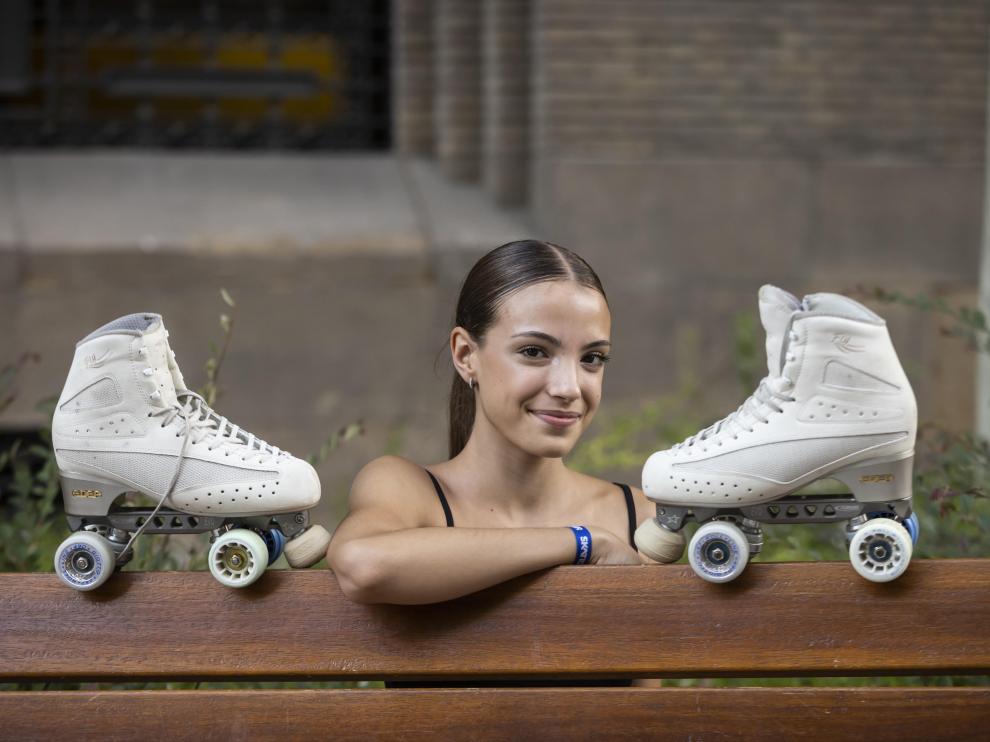 La patinadora Patricia Castelreanas junto a sus patines, este viernes, en Zaragoza.
