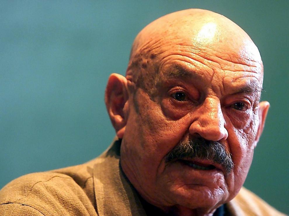 José Hierro es uno de los grandes poetas españoles del siglo XX. Aquí lo vemos en uno de sus últimos viajes a Zaragoza.