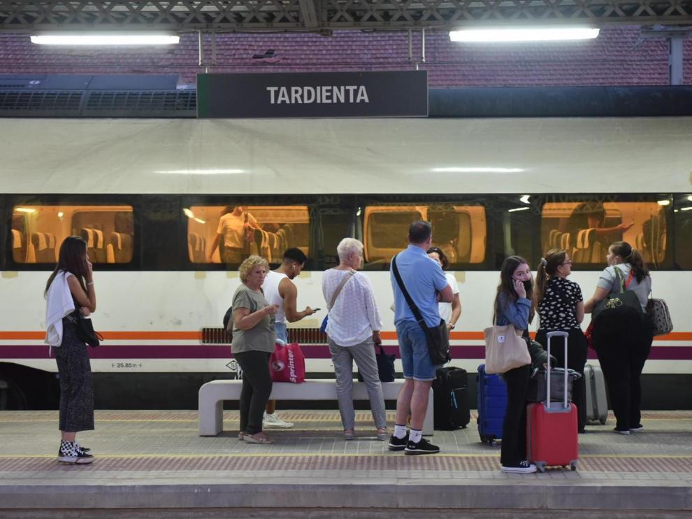 Pasajeros del tren que iba a Huesca y que han tenido que detenerse el Tardienta por el incendio del regional que iba a Zaragoza.