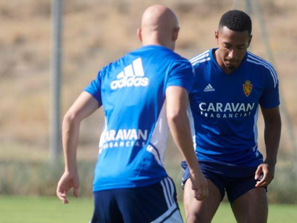 Quinteros, aún inédito desde su llegada al Real Zaragoza, en un entrenamiento con Mollejo.