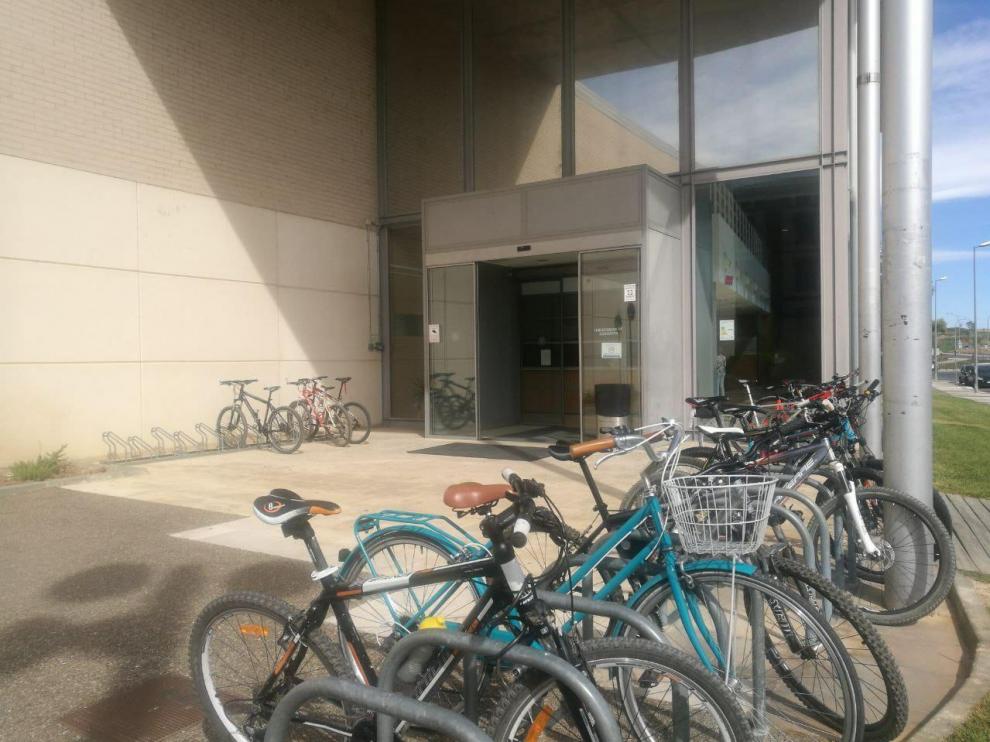 Bicicletas aparcadas junto al pabellón Río Isuela del campus de Huesca.