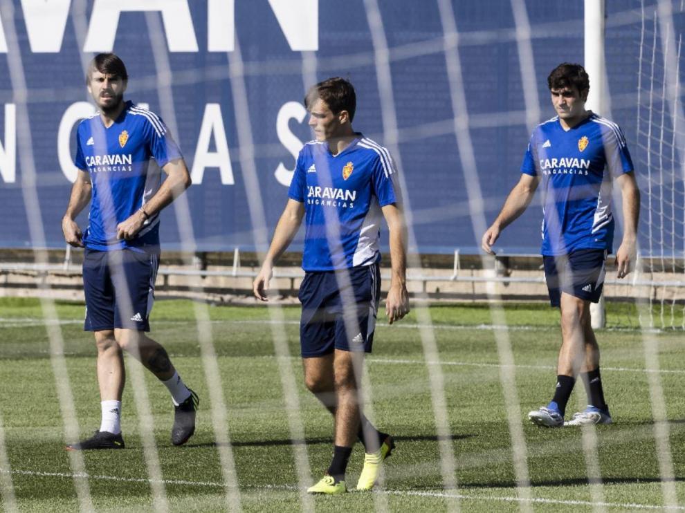 Eugeni, Francho y Azón, tras la red de una portería en el entrenamiento del Real Zaragoza.