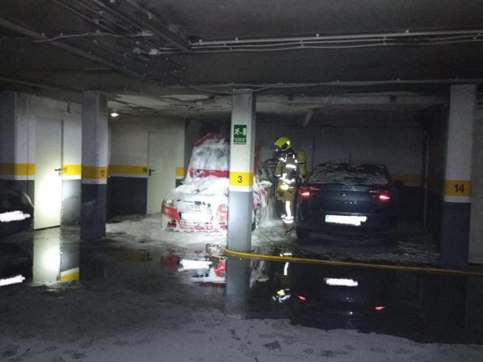 Los dos vehículos afectados por el incendio declarado en el garaje.