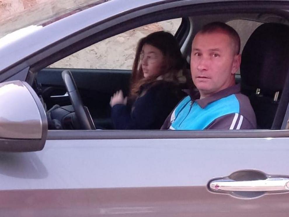 Horatiu Horea lleva en su coche este martes al instituto de Belchite a su hija al no haber transporte escolar.
