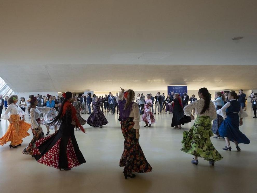 El grupo de flamenco que dirige la coreógrafa y bailaora aragonesa Carlota Benedí, en el ‘hall’ del Palacio de Congresos.