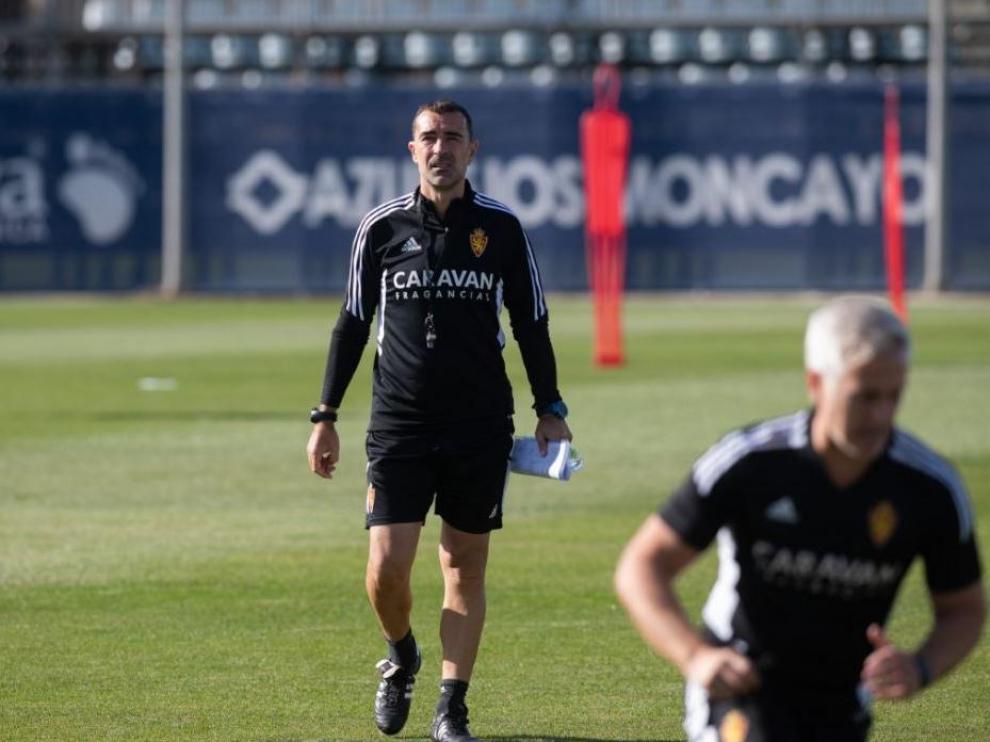 Juan Carlos Carcedo, con sus clásicos apuntes en la mano, durante un entrenamiento de la larga semana precedente.