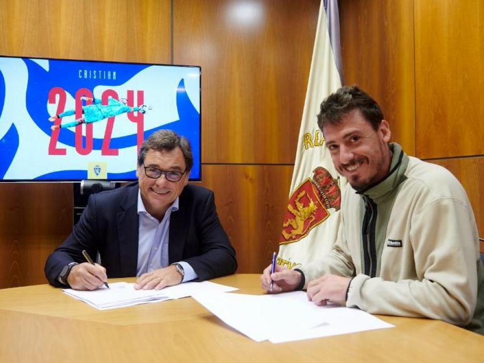 Cristian Álvarez y el director general, Raúl Sanllehí, en la tarde de este viernes en la sede del Real Zaragoza.