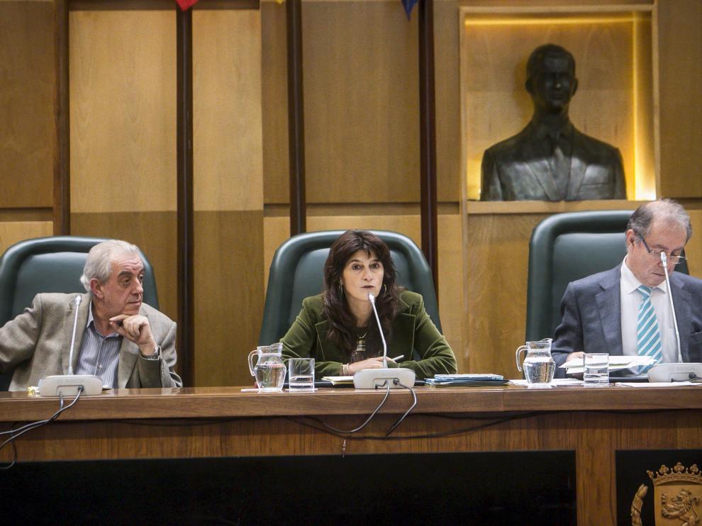 Aurelio Abad (izquierda), junto a Carmen Dueso y Fernando Gimeno, en una comisión en el Ayuntamiento de Zaragoza en 2014.