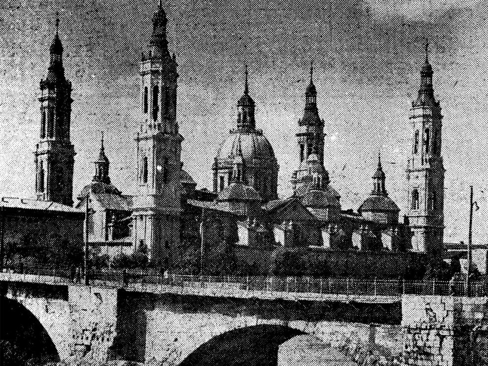 Imagen de las torres del Pilar de 1961 cuando se inauguraron las dos que miran al Ebro.