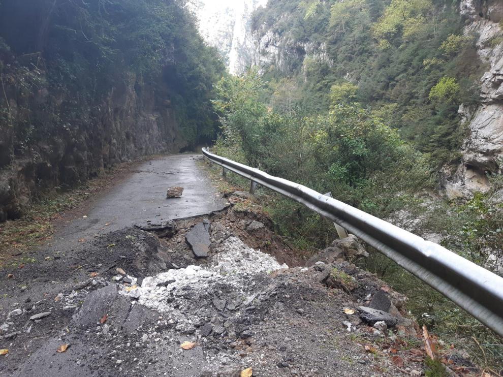 Socavón provocado por el desprendimiento en la carretera del cañón de Añisclo.