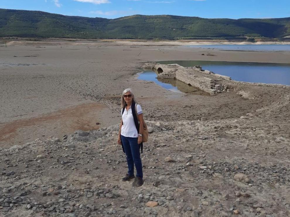 Ana Arbués, nacida en Tiermas en 1954, visita el pantano de Yesa y ve el puente de la antigua carretera entre Jaca y Pamplona que fue inundada por el embalse desde 1959.