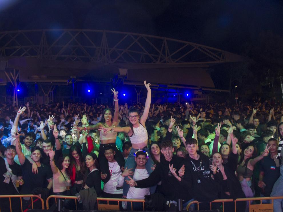 La fiesta fue multitudinaria y antes del amanecer los servicios de limpieza ya estaban trabajando en el recinto.